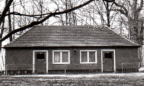 Helfer beim Bau der Sportbaracke
